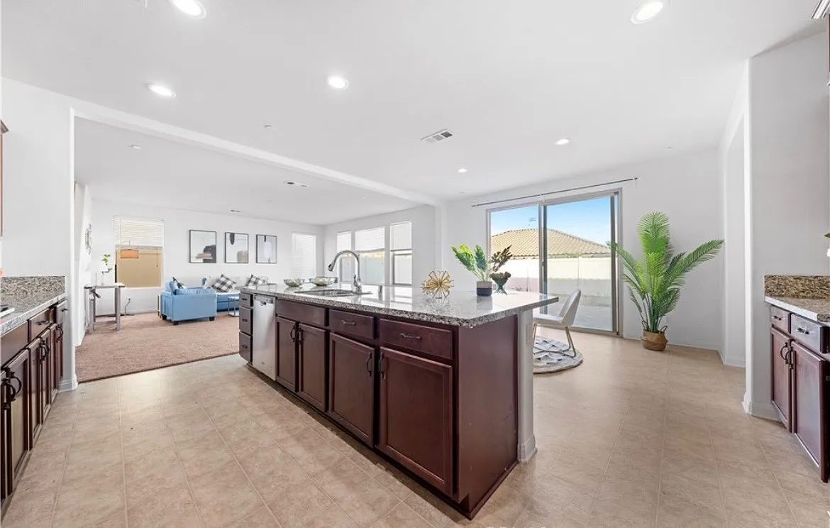 8 bed, 4299 sqft, $1,099 — Photo 3