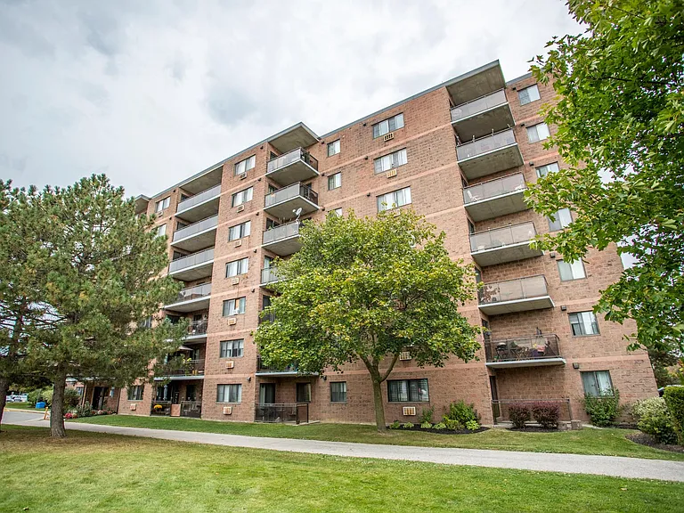 405 Commissioners Rd W — Photo 9