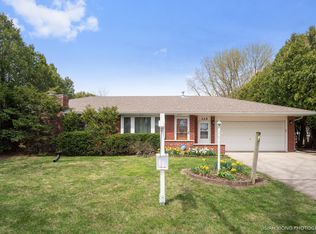 325 Calkins Dr, Sugar Grove, IL 60554