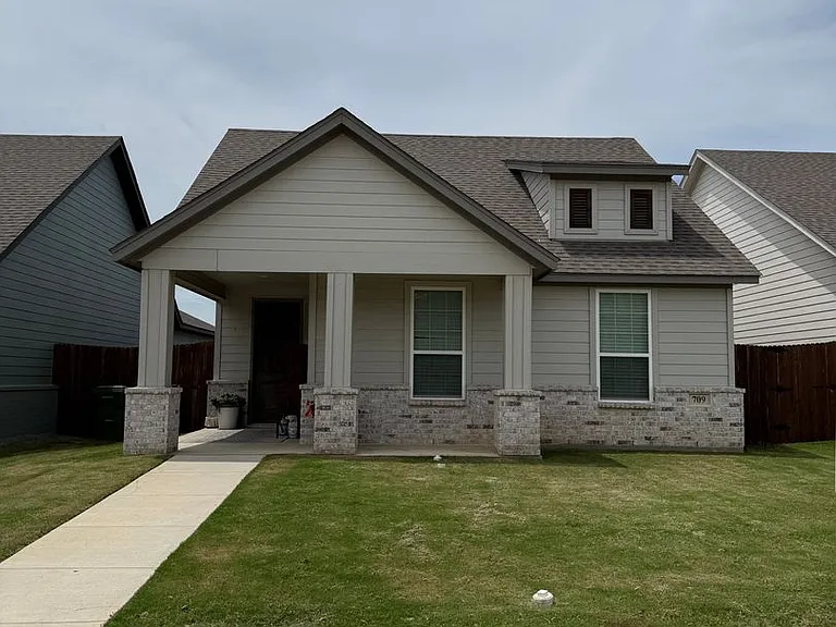 709 The Cottages Dr — Photo 1