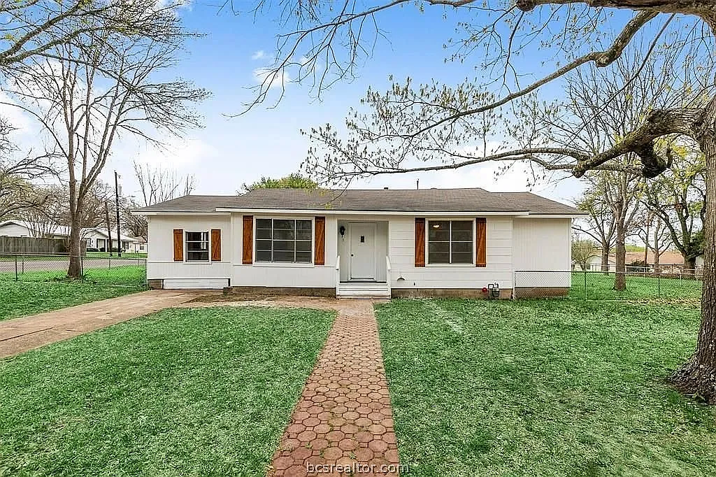 3 bed, 1325 sqft, $1,850 — Photo 1