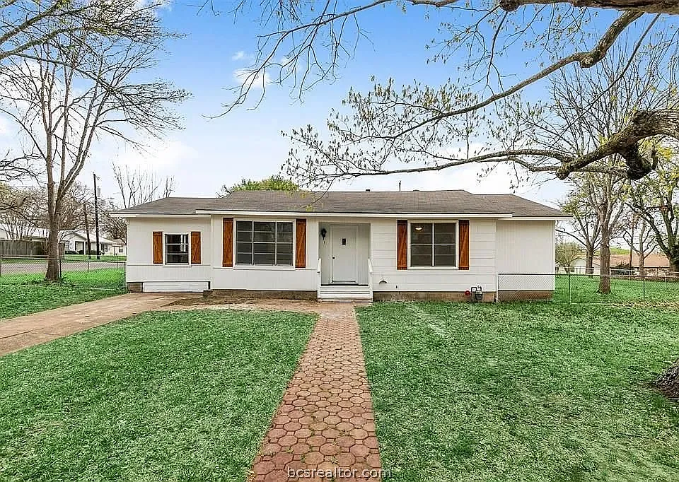 1114 L J St