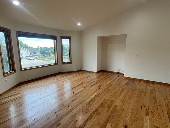 5th image of 506 7th Ave NE