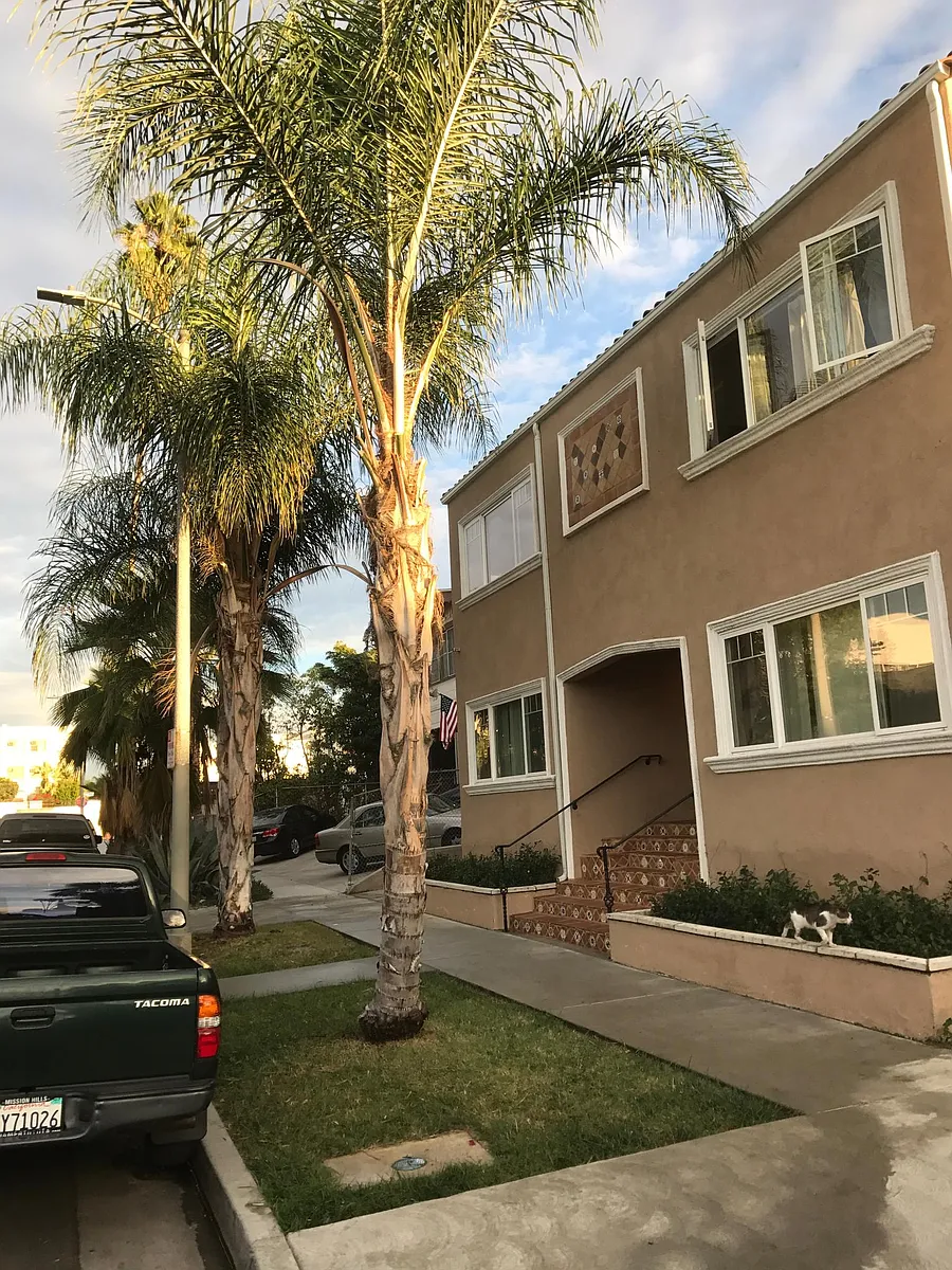 Building Photo - 5724 Camerford Ave #1
