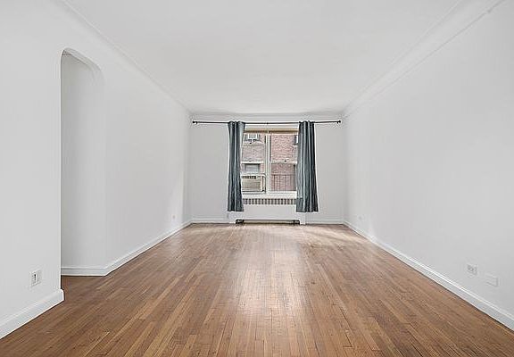 4th image of 300 W 53rd St APT 1L
