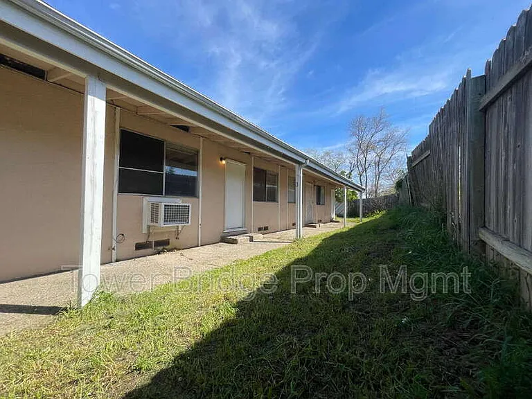 1724 Wright St #2 — Photo 3