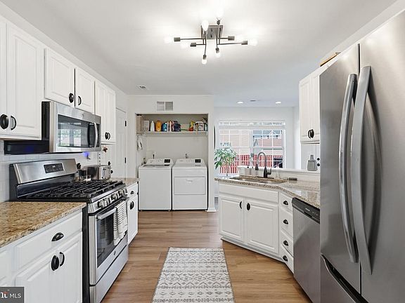 3rd image of 11620 Myrtle Oak Ct