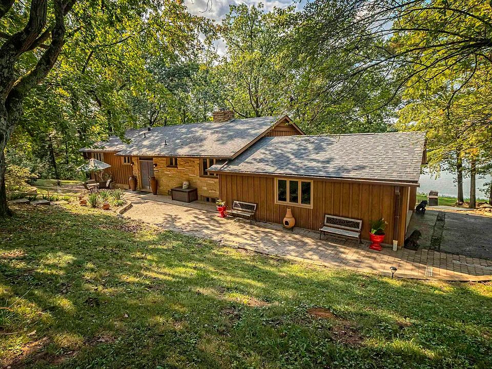 1st image of 325 Lake Dr