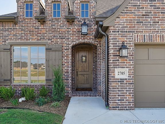4th image of 2705 W Twin Oaks St