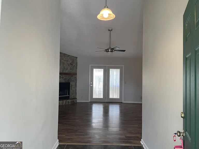403 Fairfield Ct — Photo 3