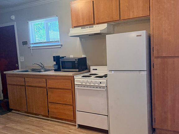 4th image of 1050 E 8th St
