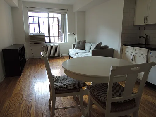 Rented by Toshiko Takahara, Lreb | media 18