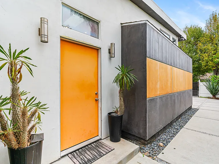 8617 Lasaine Ave — Photo 3