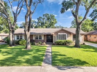 426 Shadow Creek Dr, Seabrook, TX 77586