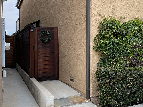 Gated entrance for back unit