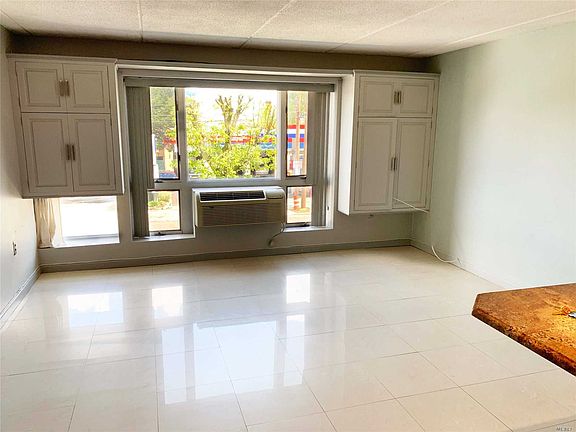 2nd image of 205 Mineola Blvd #501