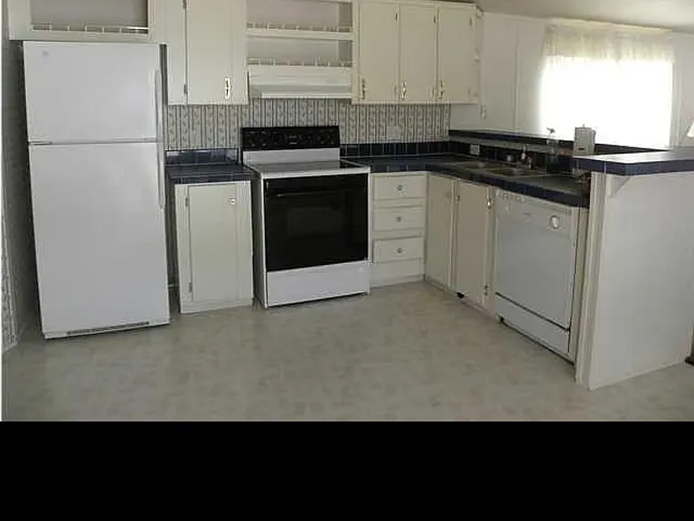 726 Lloyd St — Photo 7
