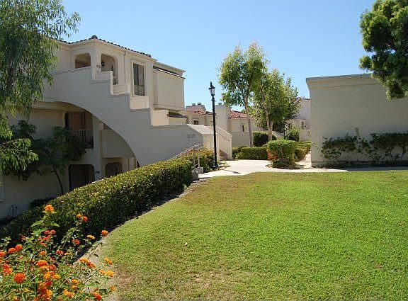 Fabulous End-Unit nestled inthe Rolling Hills of MV in sought after community