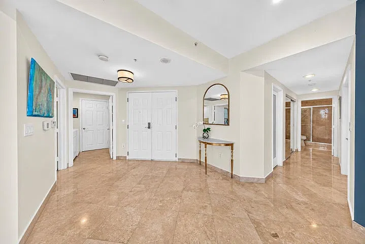 3 bed, 1958 sqft, $7,000 — Photo 2
