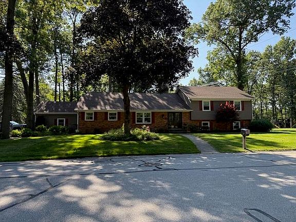 3rd image of 4000 Hemlock Dr