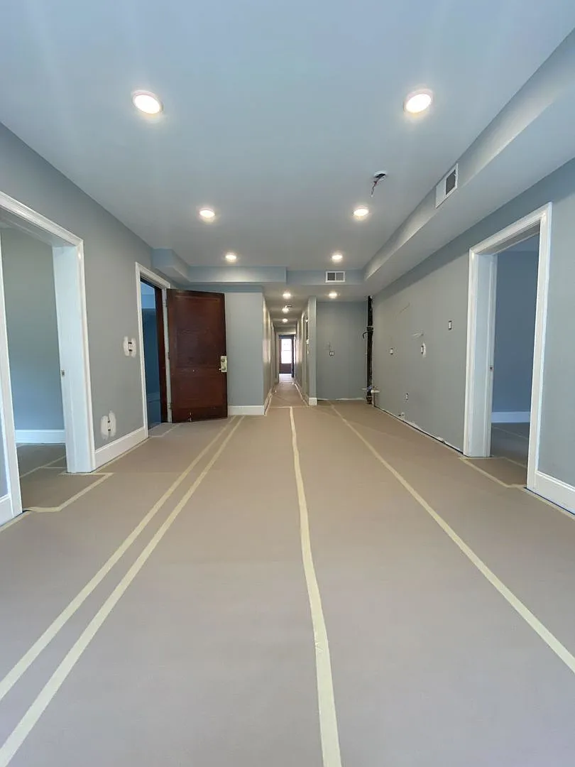 Fully Renovated, Central Heat/AC, Large bedrooms, Central Location. Laundry on a Site — Photo 1