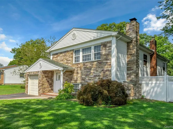 15 Greenbrier Lane, Sayville, NY 11782