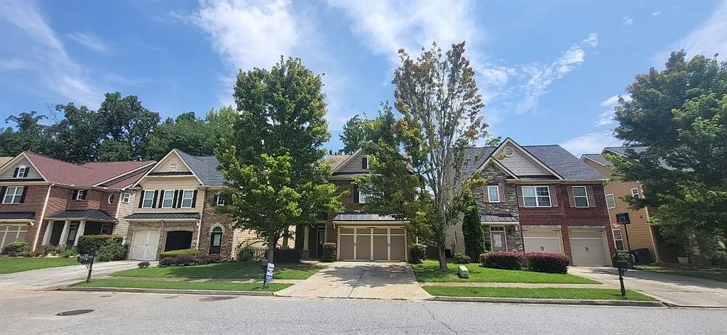 3 bed, 2.5 bath, 2430 sqft, $2,400 — Photo 2