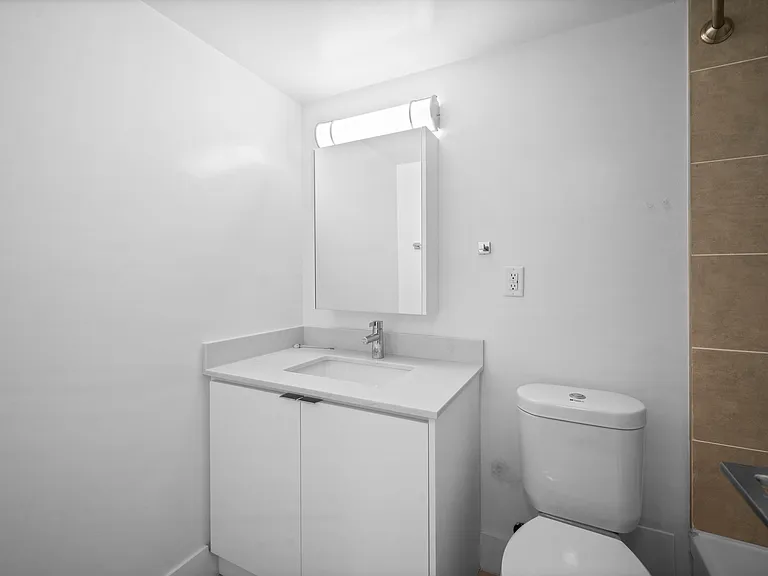 33 Erskine Ave — Photo 47