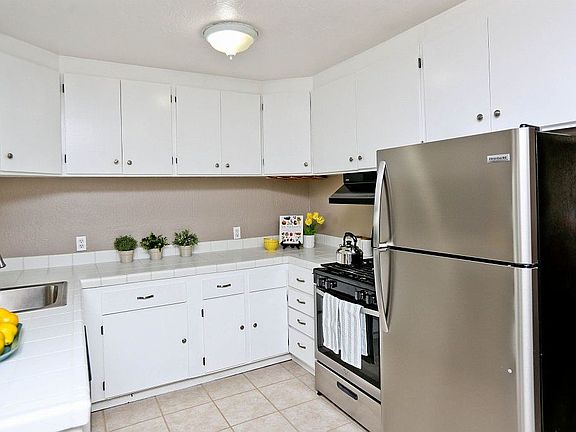 3rd image of 2748 Capistrano St