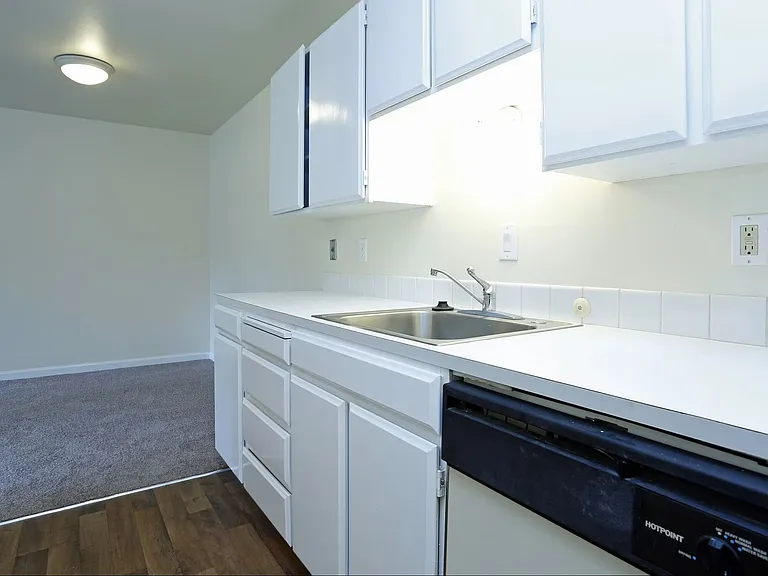 The Commodore Apartments — Photo 11
