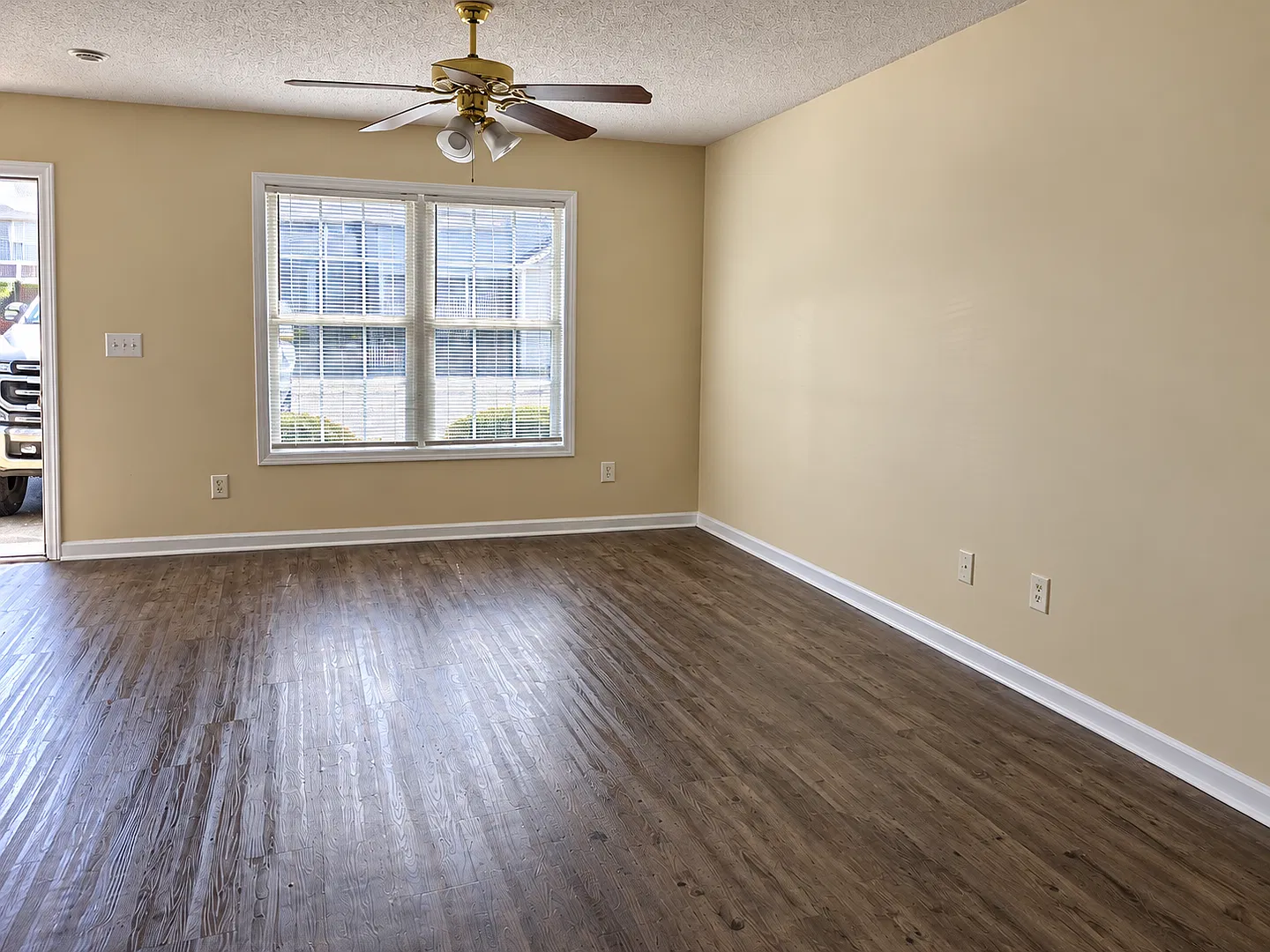 614 E Parker St — Photo 2