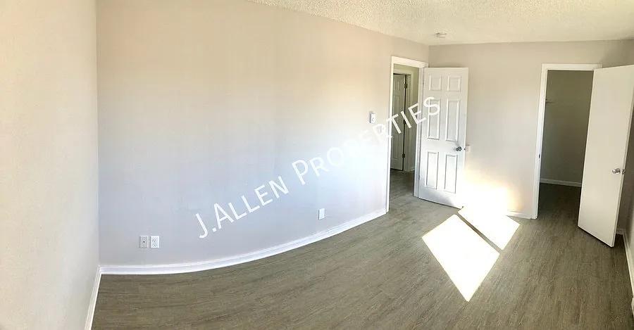 Very Nice Updated, Sunny 2 bed — Photo 2