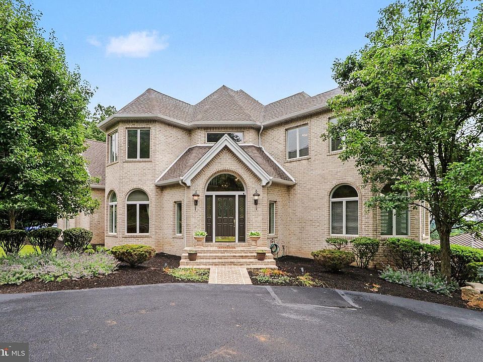 1st image of 2394 Forest Hills Dr