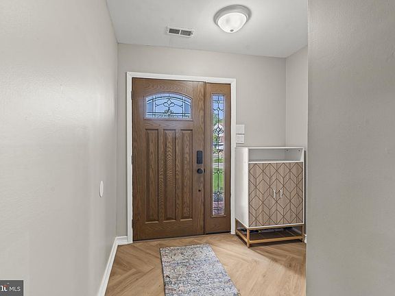 4th image of 33 Phoenix Ct