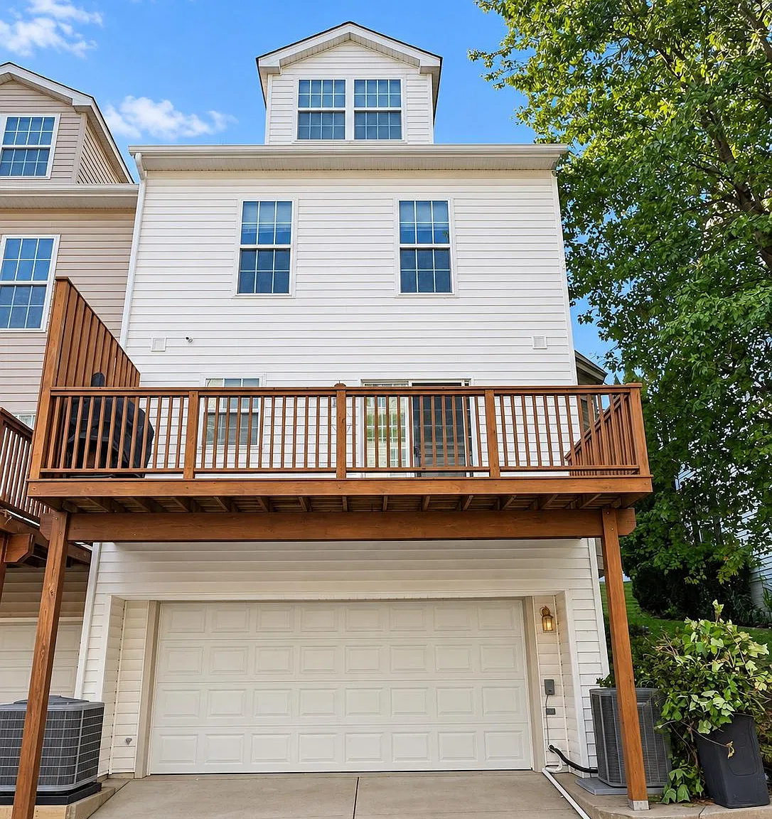 3 bed, 2.5 bath, 1572 sqft, $2,900 — Photo 2