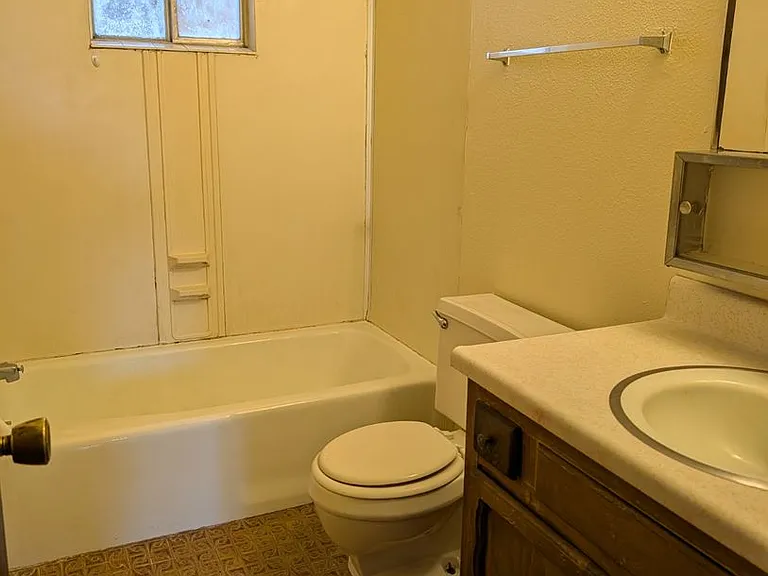 510-512 Valencia Dr SE — Photo 10