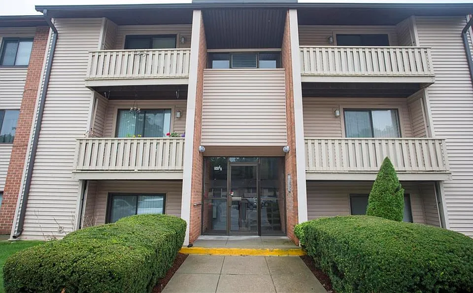 1141 Hartford Ave #8B