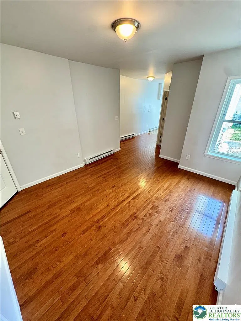 1 bed, 1.0 bath, 700 sqft, $1,165 — Photo 2