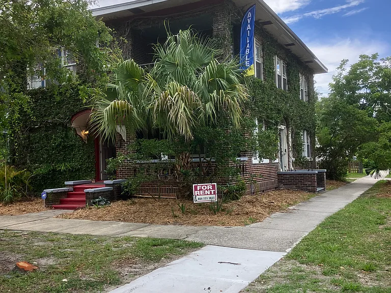902 Barrs St — Photo 1