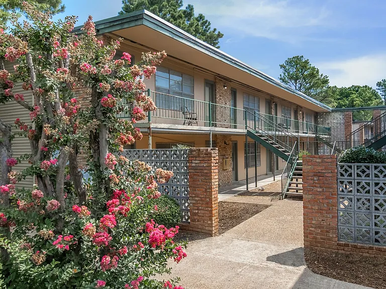 University Gardens Manor — Photo 14