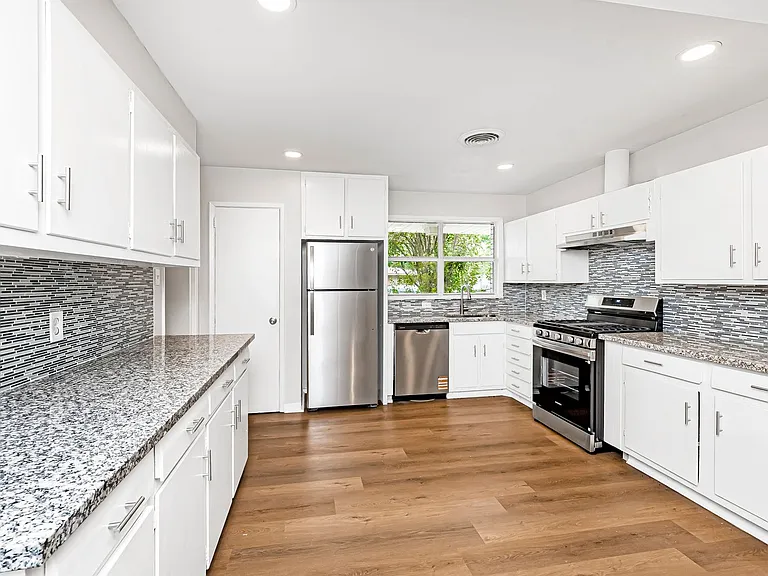 8131 Sholar Dr — Photo 3
