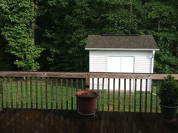 Deck w/ceiling fan & storage