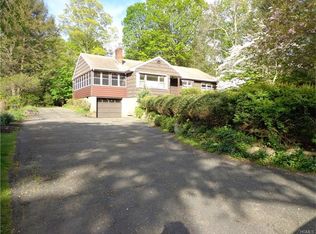 92 Pinebrook Rd, Chestnut Ridge, NY 10977