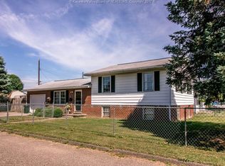 401 Wells St, Ravenswood, WV 26164