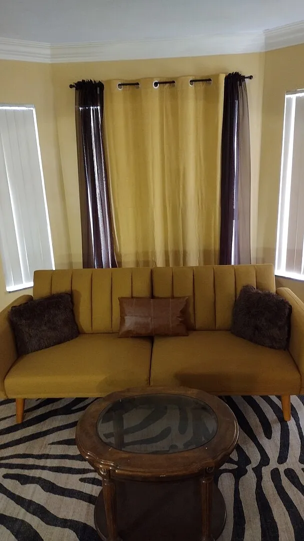 Spacious Unit in Beautiful Tree Lined Historic District — Photo 2