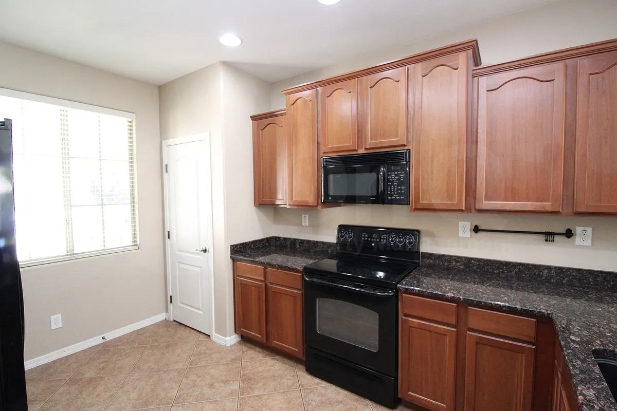 3 bed, 2.0 bath, 1636 sqft, $2,200 — Photo 4