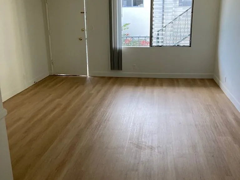 10777 Rose Ave — Photo 2