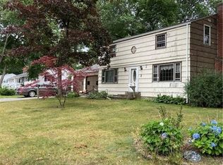 2 Putnam Dr, Enfield, CT 06082