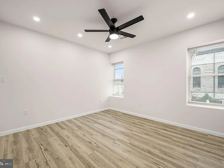 437 W Girard Ave #39-4 — Photo 17
