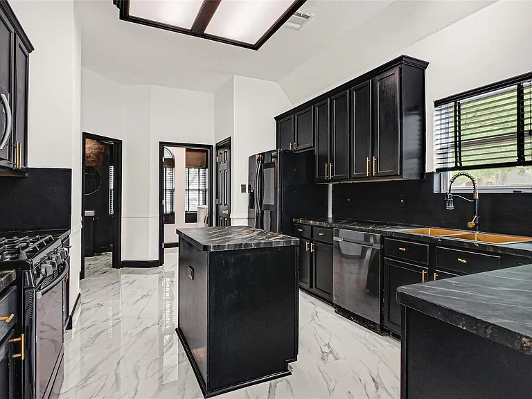 11915 Helene Ct — Photo 4